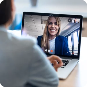 Eine Frau, die an einem Onlinemeeting teilnimmt